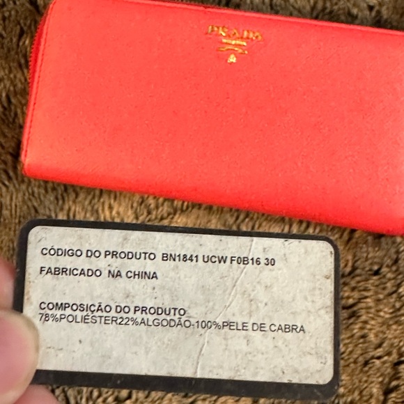 Prada Lacca Saffiano Leather Zip Around Walket - Picture 11 of 15